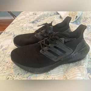 Men’s size 9.5 Adidas Ultraboost 21 all black. Wonderful condition!